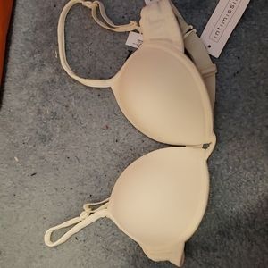 NWT Victoria's Secret Intimissimi Cream/Off-white Bra. Size 30
